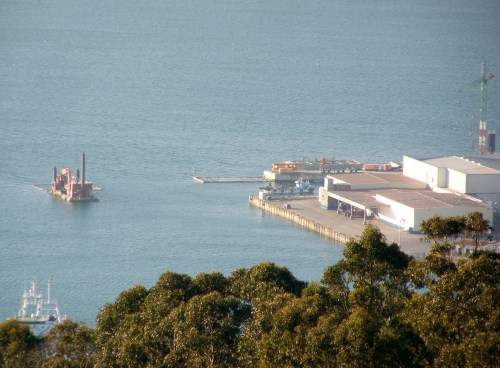 Seguen os recheos no Porto de Marín.