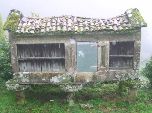 Hórreo con porta metálica.