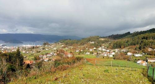Vista do Monte Pituco e da parroquia de San Xulián.