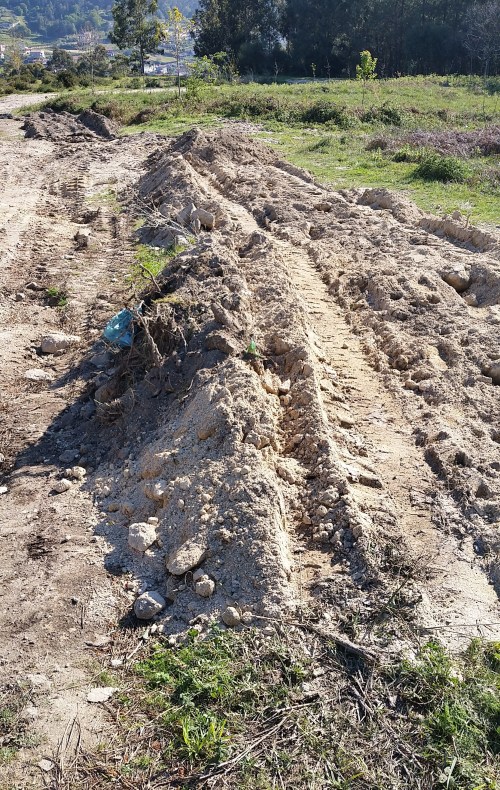 Camiño reparado no acceso á antiga área recreativa.