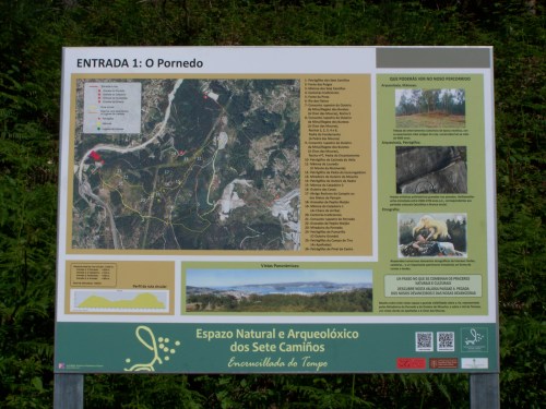 Panel de acceso ao Espazo Sete Camiños na entrada do Pituco (Pornedo).