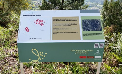 Panel informativo nos petroglifos de Pinal de Caeiro.