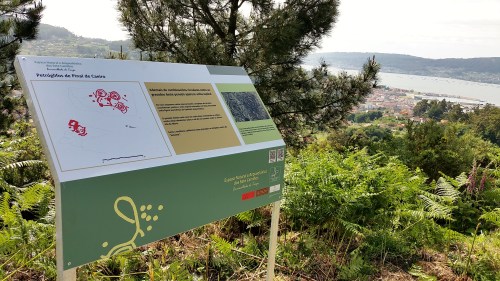 Panel informativo nos petroglifos de Pinal de Caeiro.