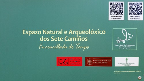 Panel informativo nos petroglifos de Pinal de Caeiro.