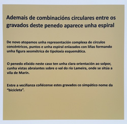 Panel informativo nos petroglifos de Pinal de Caeiro.