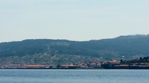 Vista do Monte Pituco dende a ría.