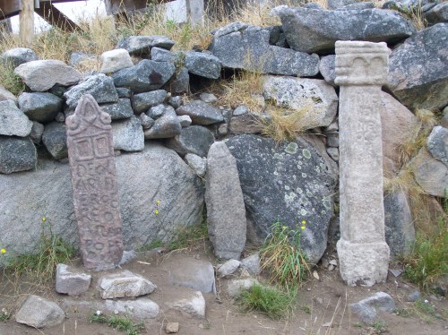 Reprodución das aras votivas do Monte do Facho.