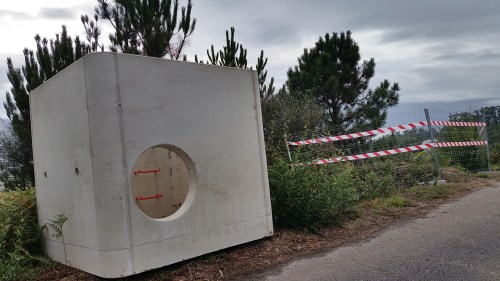Arqueta a carón dos petroglifos de Pinal de Caeiro.