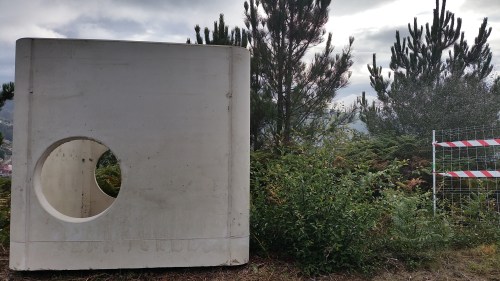 Arqueta e valado metálico, con respecto á ubicación do petroglifo de Pinal de Caeiro.