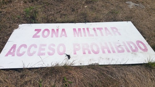 Valla tumbada no chan alusiva ao antigo uso militar de Tambo