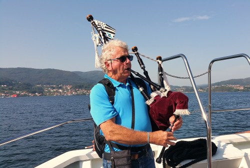 O gaiteiro breton Michel interpretou o himno galego na viaxe de volta.