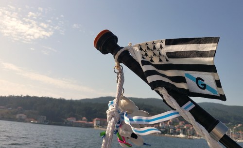 La bandera gallega y la bandera bretona, adornando la gaita de Michel