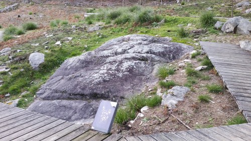 Pedra Grande de Montecelo (Área Arqueolóxica da Caeira).