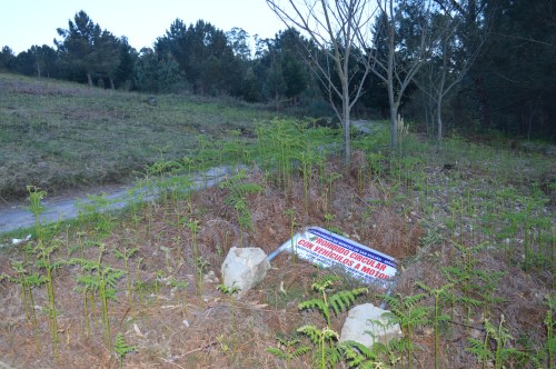 Cartel tirado no camiño do Alto do Pornedo