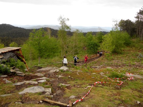 Restos de cintas de marcaxe da proba ciclista. (Foto: M. López)