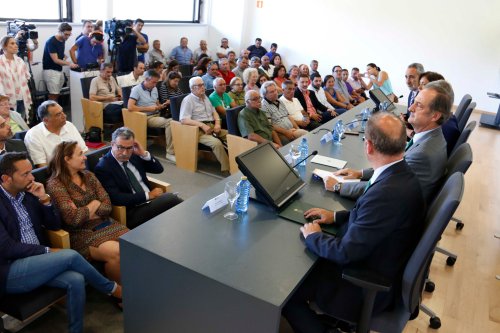 Público asistente á sinatura do pacto ambiental entre a Xunta e Ence