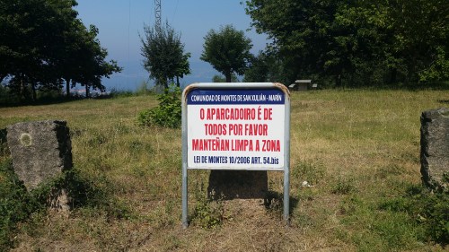 Cartel prohibindo o verquido de lixo na arboreda do Pituco