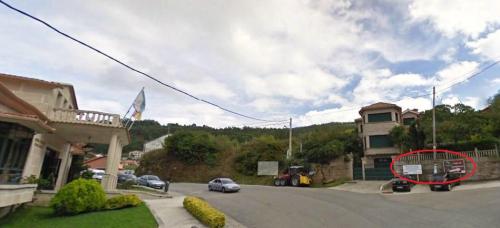 Cruce da estrada de San Xulián coa pista que sube ao Lago de Castiñeiras