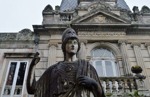 Esculturas na fachada do edificio principal do Pazo