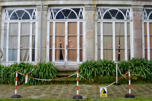 Un cartel e un valado advirte do perigo de desprendementos