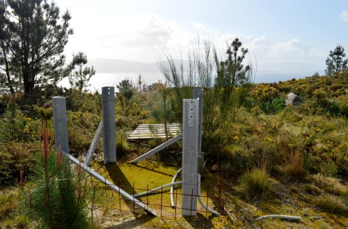 Estrutura para a instalación dunha antena, no Monte do Castro