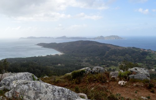 Vistas de Cíes dende Outeiro Batente, nos montes de Hío.