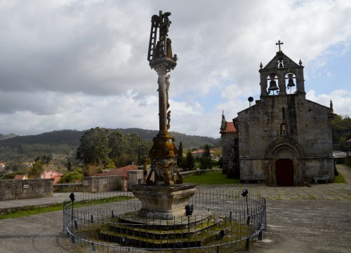 Cruceiro e igrexa do Hío.
