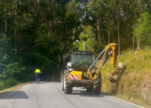 Desbroce de cunetas con maquinaria da Deputación