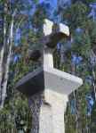 Cruceiro de pedra coa base engadida en&nbsp;cemento