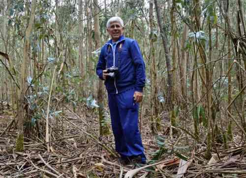 DSC_0599 (2)-minAntonio Costa, tomando imaxes dos gravados que procesaría coa técnica da reconstitución 3D