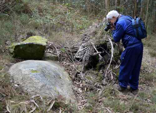 Antonio Costa, tomando imaxes dos gravados que procesaría coa técnica da reconstitución 3D