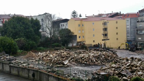 Situación actual do derrubo das antigas vivendas na mazá de Méndez Núñez (Foto, P. Barros)