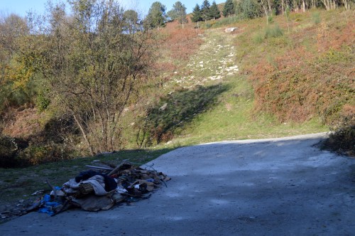 Verquido de lixo a carón do túnel da Variante
