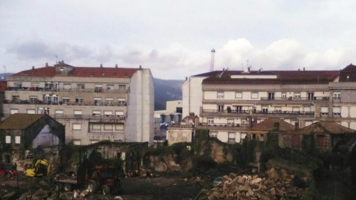 Vista do interior da mazá de Méndez Núñez, en plena demolición das vivendas