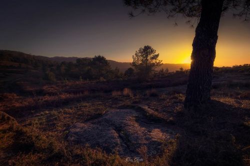 Solpor dende o conxunto rupestre do Pornedo, por Fran Currás