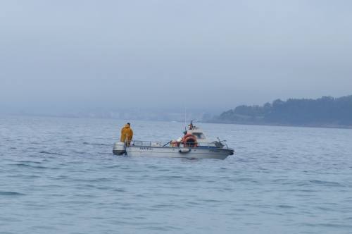 Actividade pesqueira fronte á praia de Loira