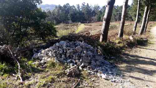 Verquido de refugallos de obra na pista do Pornedo
