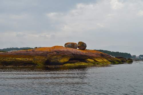 O abraiante penedo que se sostén en tres puntos de apoio
