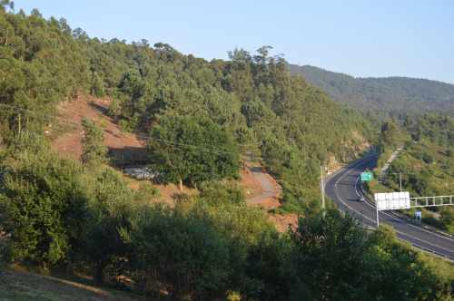 Desbroce dunha das pistas de servizo, na parte esquerda da Variante