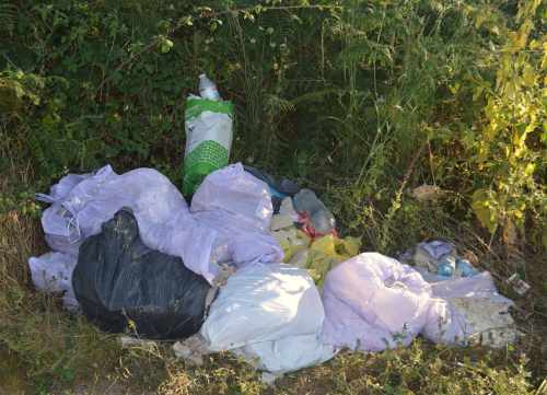 Outro verquido de entullos na pista forestal do Pituco (Pornedo)