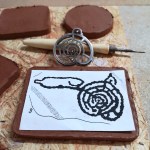 Así se fixeron en Alén das olas as pezas cerámicas para o certame ‘O Balcón da&nbsp;Ría’