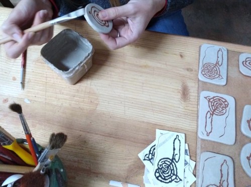 Así se fixeron en Alén das olas as pezas cerámicas para o certame 'O Balcón da Ría'