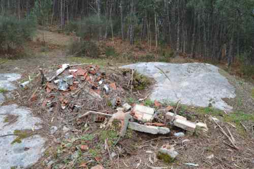 Petroglifo da Moreira, cuberto de restos de obra