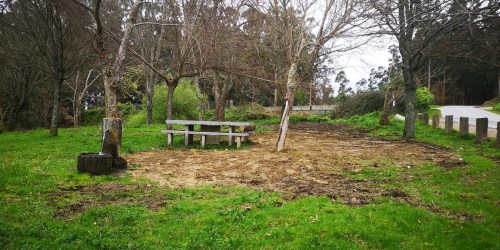Terra de dubidosa procedencia, extendida e aplastada nun recanto da arboreda do Pituco
