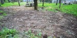 Terra de dubidosa procedencia, extendida e aplastada nun recanto da arboreda do&nbsp;Pituco