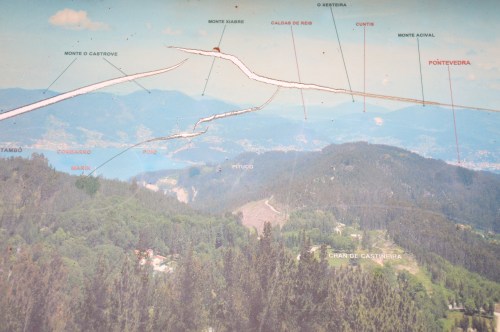 Foto do panel informativo da torre de Cotorredondo, co Pituco sinalizado