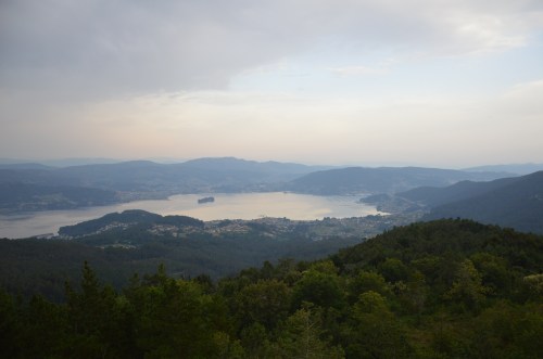 Vista da illa de San Simón na ría de Vigo, dende Cotorredondo