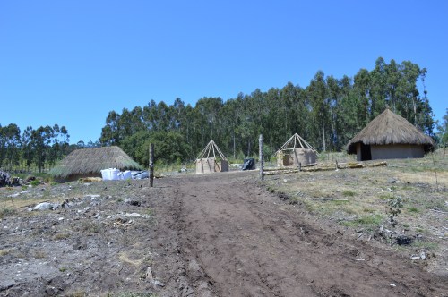 Construcción da aldea neolítica en Salcedo