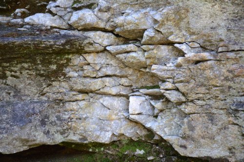 Pedras que rezuman auga